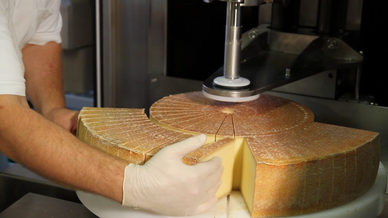Arbeit am Käseschneider EMH 101 von Eberle Metall exklusiv