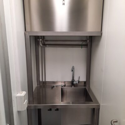 Mobile Käserei mit Abfüllanlage, Presswanne, Reinigungstank gedämmt, Milchannahme und Hygieneschleuse.